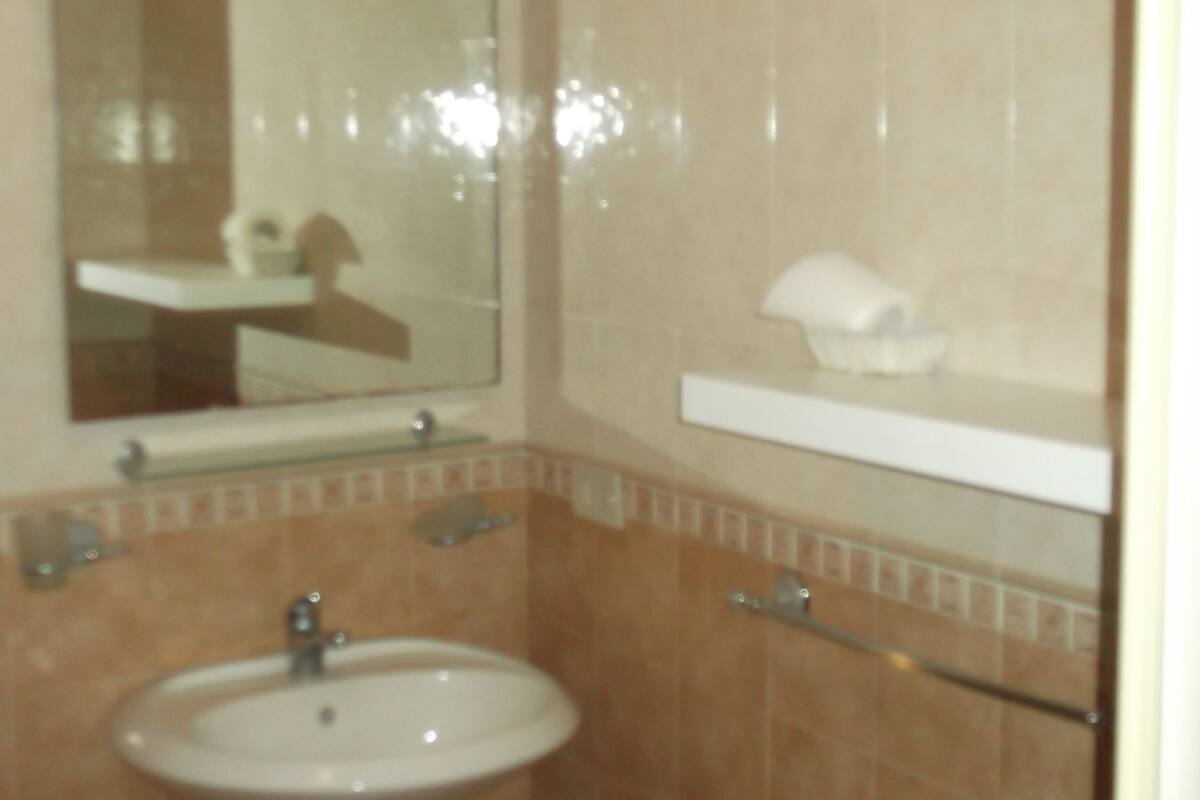 Single Room, Private Bathroom | Bathroom sink