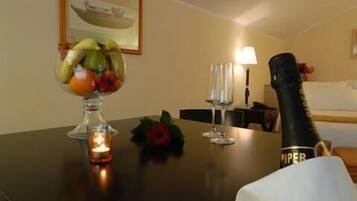 Minibar, caja fuerte, escritorio y sistema de insonorización