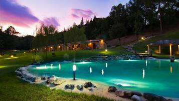 Alberca al aire libre por temporada y camastros