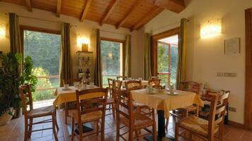 Full-sized fridge, oven, stovetop, dishwasher