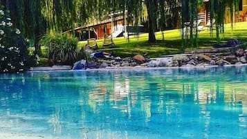 Piscina stagionale all'aperto, lettini