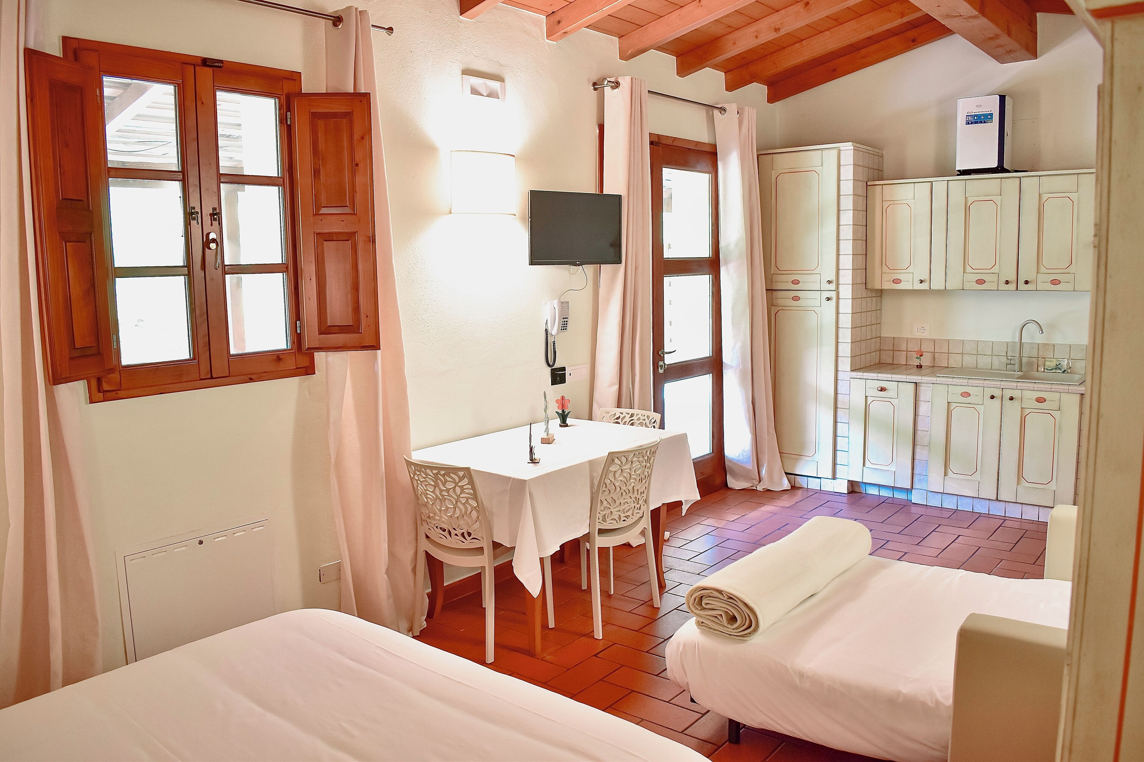 Roupas de cama premium, escrivaninha, cortinas blackout