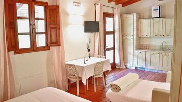 Ropa de cama de alta calidad, escritorio y cortinas blackout