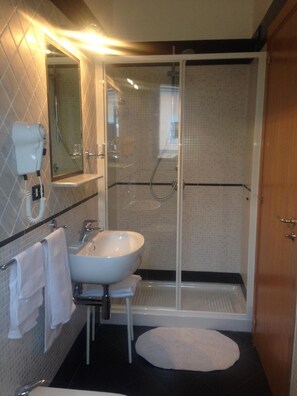 Shower, rainfall showerhead, free toiletries, hair dryer - Hotel degli Amici (Pompei)