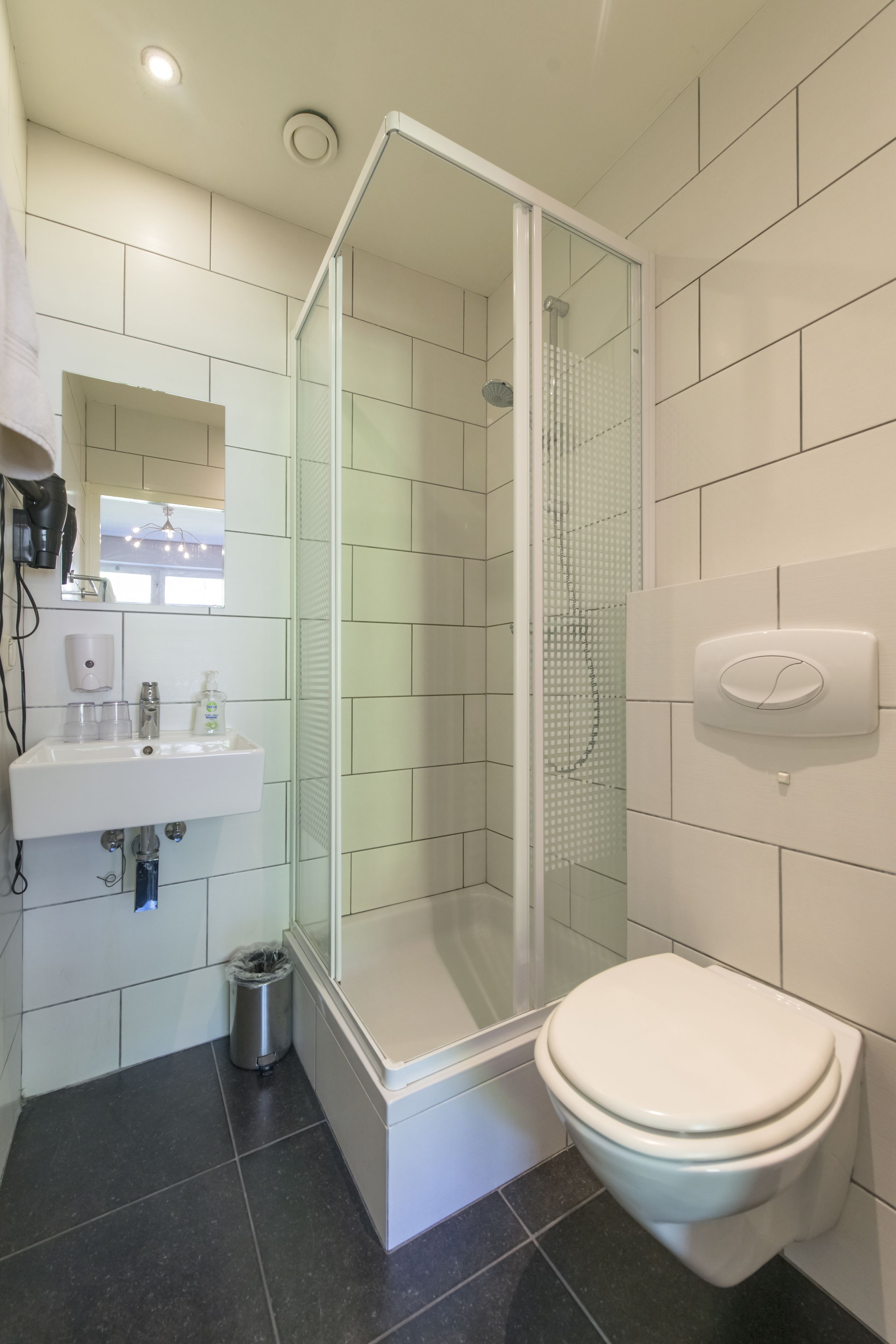 Chambre Double, salle de bains privée | Salle de bain | Sèche-cheveux, serviettes fournies