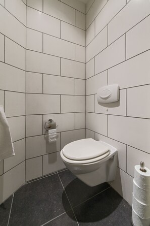 Standard Double Room, Shared Bathroom | Bathroom | Hair dryer, towels - B&B De Hofnar Maastricht (Maastricht)