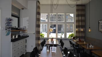 Dagelijks ontbijtbuffet (EUR 10.95 per persoon)