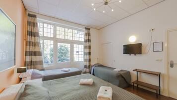 Standard dubbelrum - delat badrum | BarnsÀngar, extrasÀngar, gratis wi-fi och sÀngklÀder