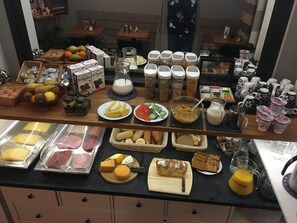 Tägliches Frühstücksbuffet gegen Gebühr