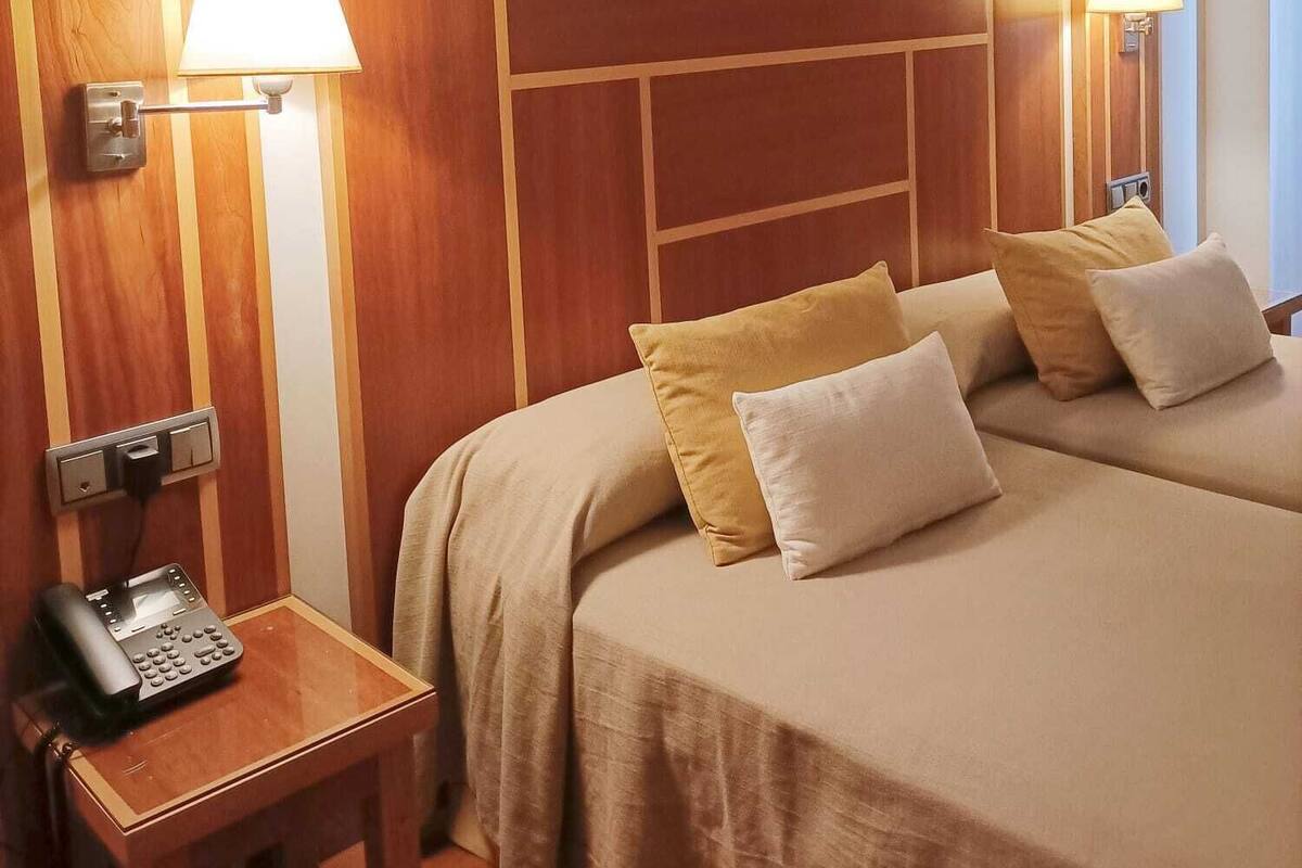 Desk, laptop workspace, soundproofing, rollaway beds (surcharge)