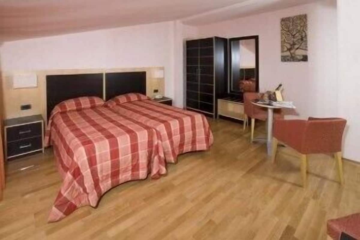 in-room safe, desk, laptop workspace, soundproofing