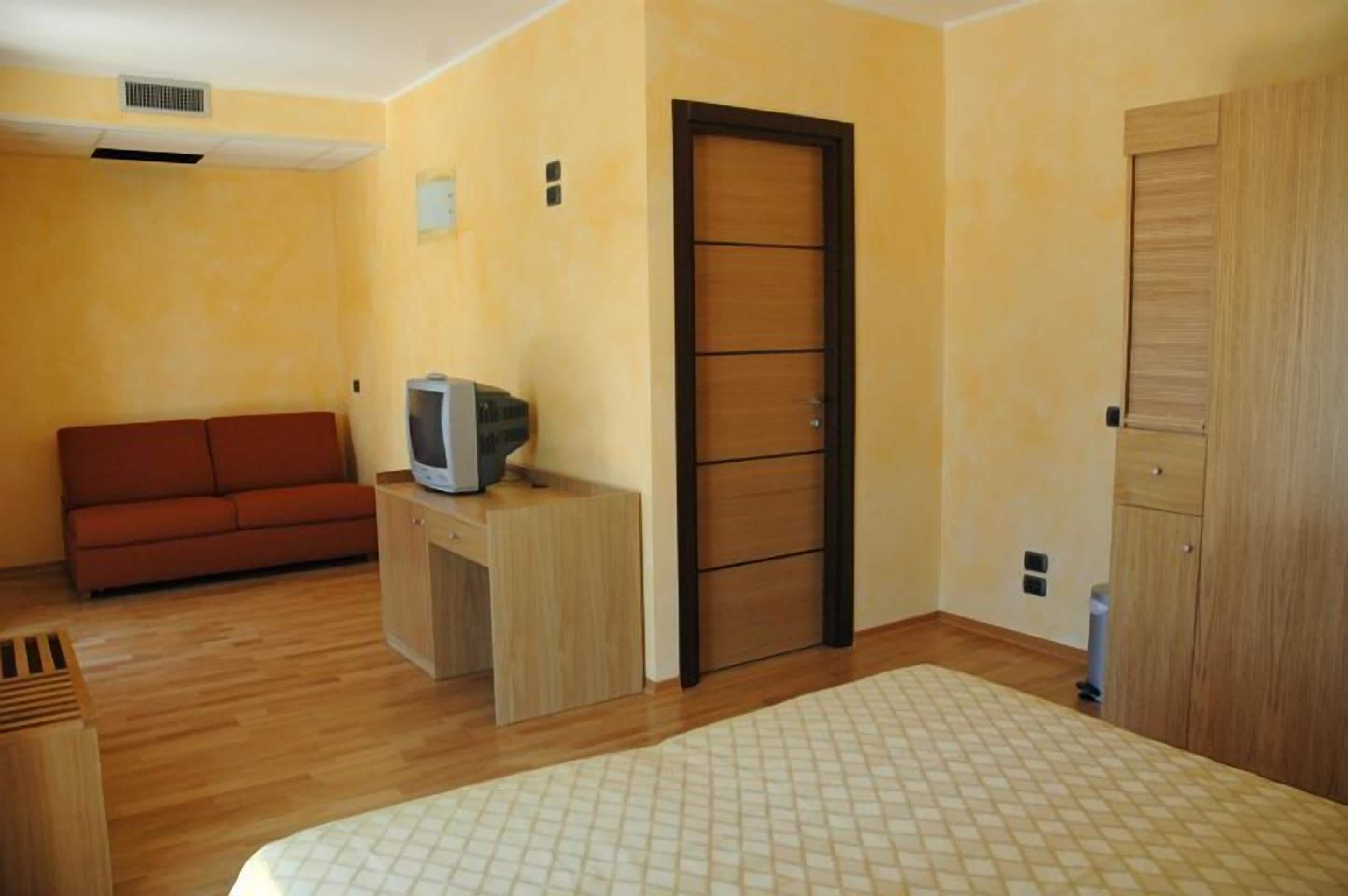 in-room safe, desk, laptop workspace, soundproofing