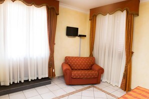 Minibar, Zimmersafe, Schreibtisch, schallisolierte Zimmer