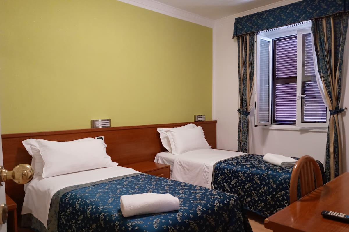 Egyptian cotton sheets, hypo-allergenic bedding, minibar, in-room safe
