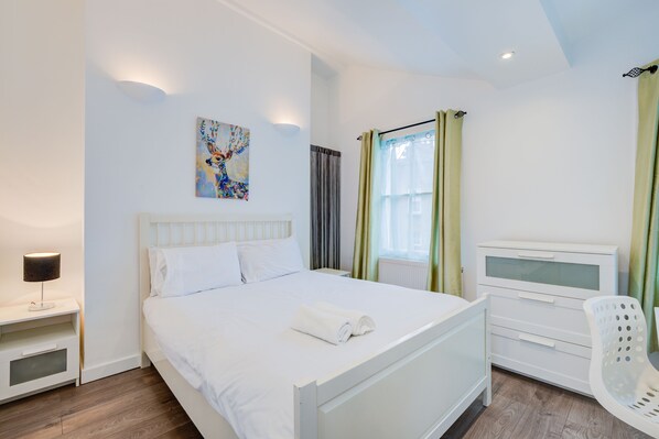 أغطية فراش متميزة وأسرّة بإسفنج يتكيف مع شكل الجسم