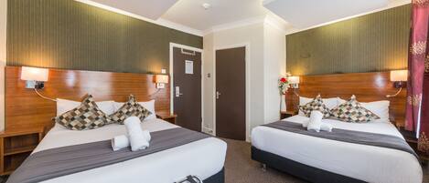 Habitació quàdruple familiar, amb bany privat | Roba de llit d'alta qualitat i matalassos d'escuma viscoelàstica