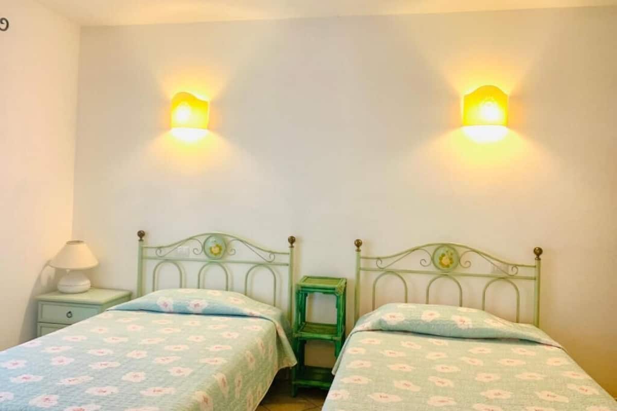 Doppia Letti Singoli | Hypo-allergenic bedding available, minibar, in-room safe, desk