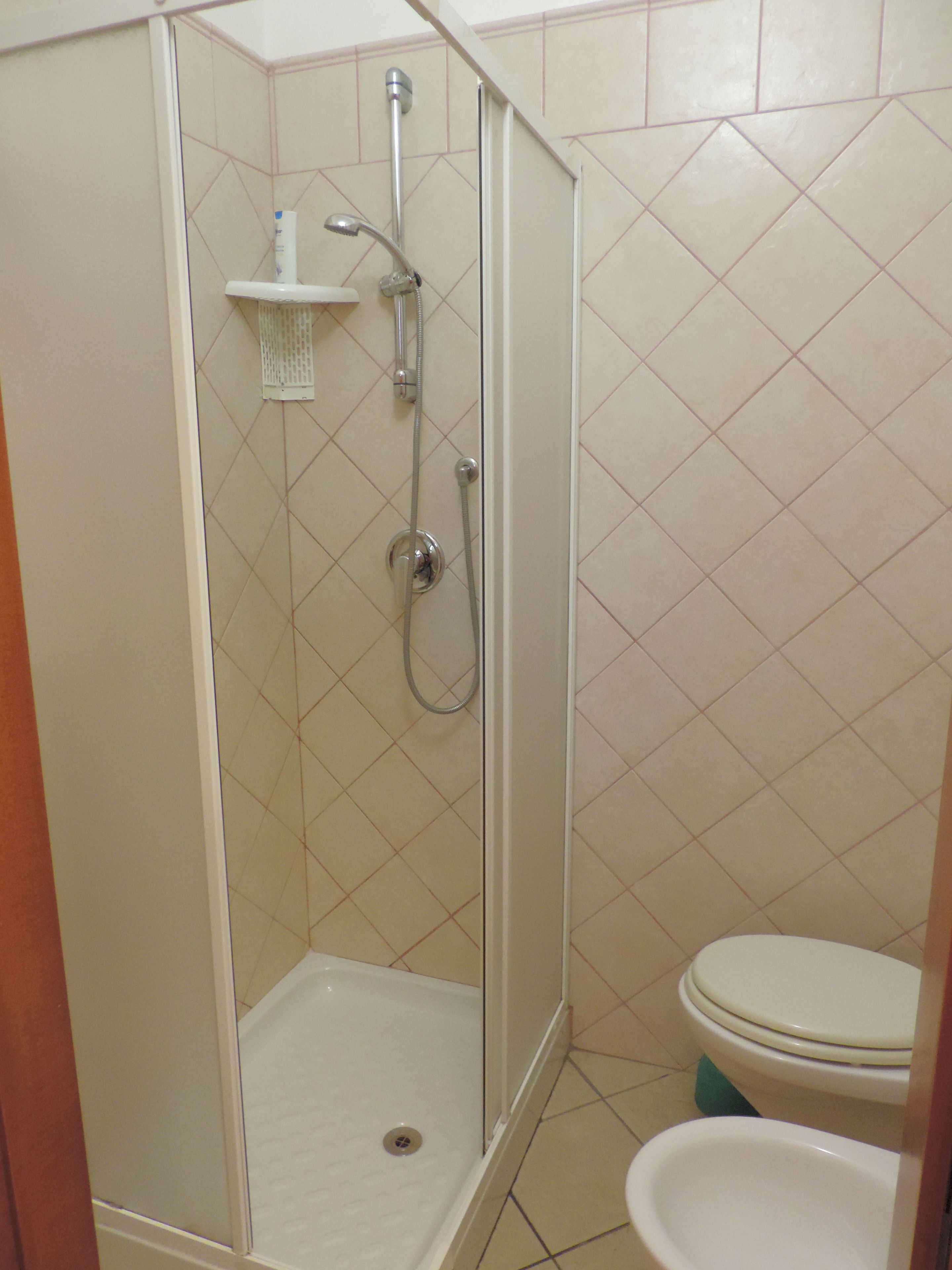 triple room | bathroom | jetted bath, free toiletries, hair dryer, bidet