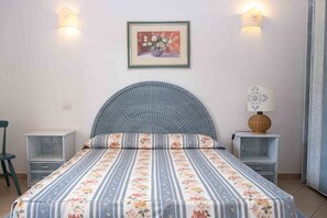 Habitación doble Club | Baño | Tina de hidromasaje, amenidades de baño gratuitas, secadora de cabello 