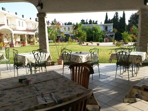 Desayuno buffet (EUR 5 por persona) 