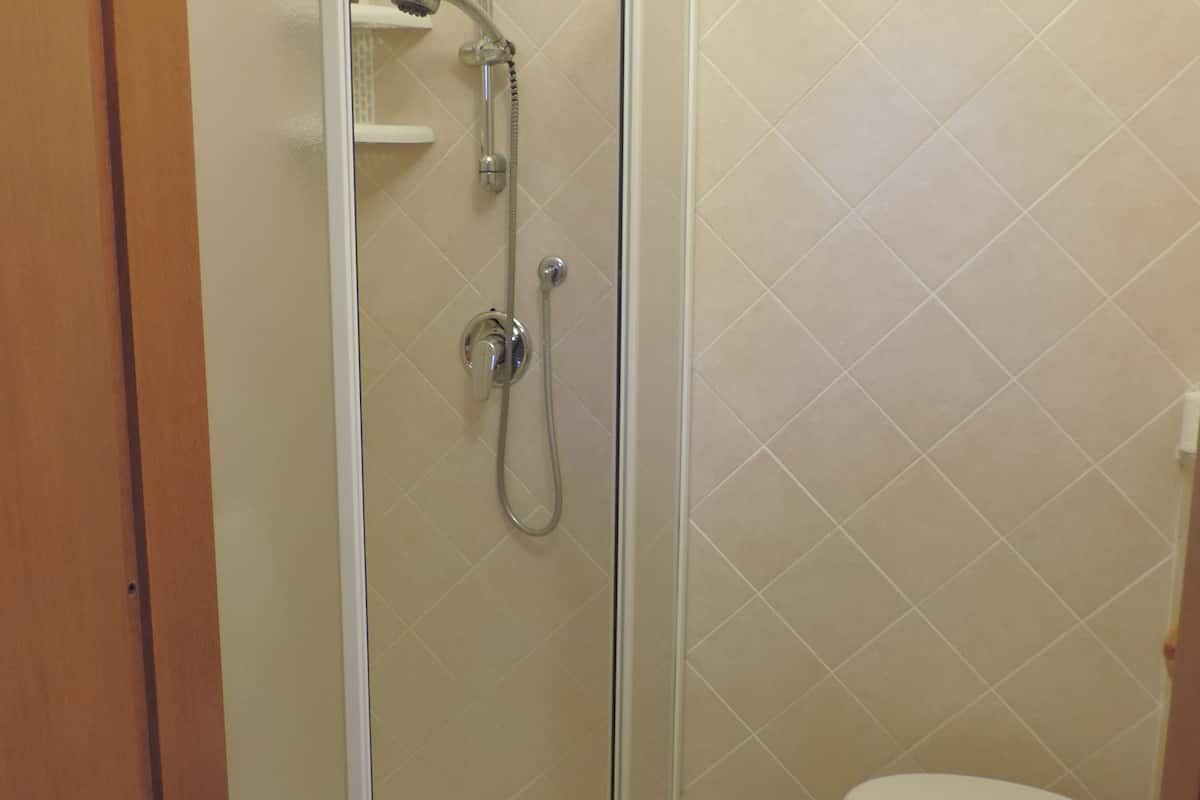 club quadruple room | bathroom | jetted bath, free toiletries, hair dryer, bidet