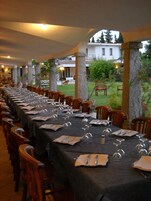 供应早餐、午餐和晚餐，意大利菜，花园景观