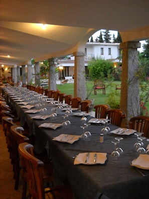 Frühstück, Mittagessen, italienische Küche, Blick auf den Garten