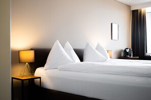 Habitación clásica con 2 camas individuales, 1 cama King size, balcón, junto al lago | Ropa de cama de alta calidad, wifi gratis y ropa de cama