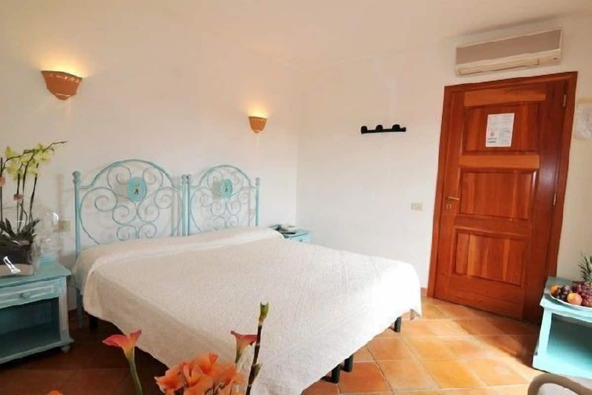 Minibar, odada kasa, masa, beşik/çocuk yatağı