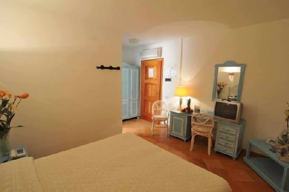 Minibar, odada kasa, masa, beşik/çocuk yatağı