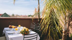 TĂ€gliches inbegriffenes groĂes FrĂŒhstĂŒck