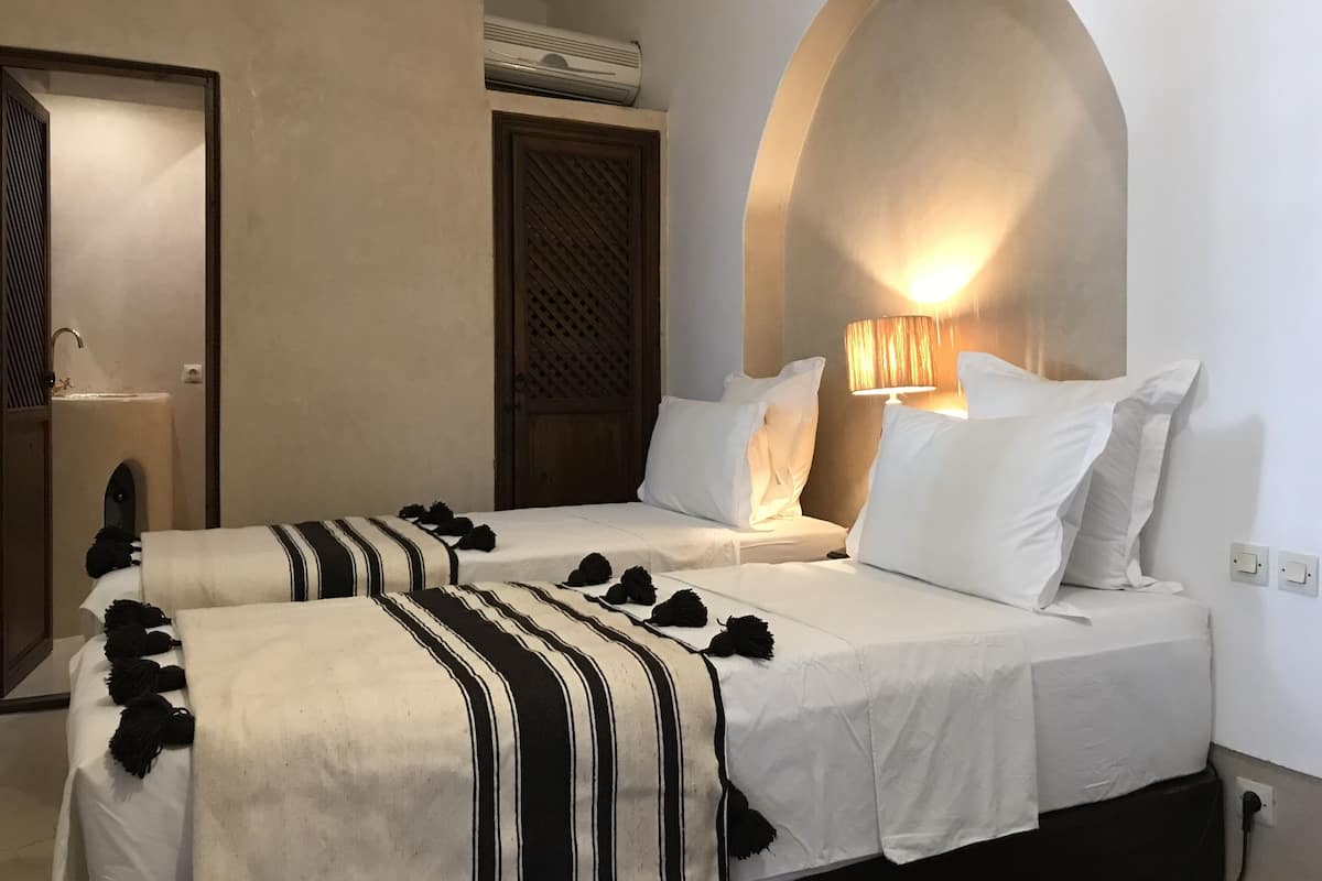 Literie de qualité, lit avec matelas en mousse à mémoire, coffre-fort