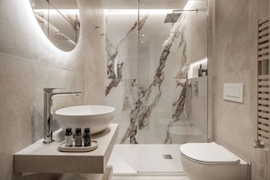 Camera Deluxe con letto matrimoniale o 2 letti singoli | Bathroom | Free toiletries, hair dryer, slippers, bidet