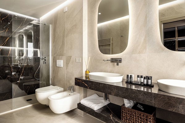 Camera Superior Deluxe con letto matrimoniale o 2 letti singoli. | Bathroom | Free toiletries, hair dryer, slippers, bidet - Aramis Deluxe Rooms (Florence)