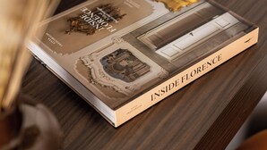 Ein Buch mit dem Titel „Inside Florence“ auf einer Holztischplatte.