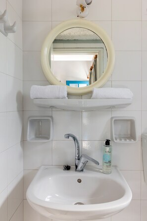 Standardzimmer | Waschbecken im Bad