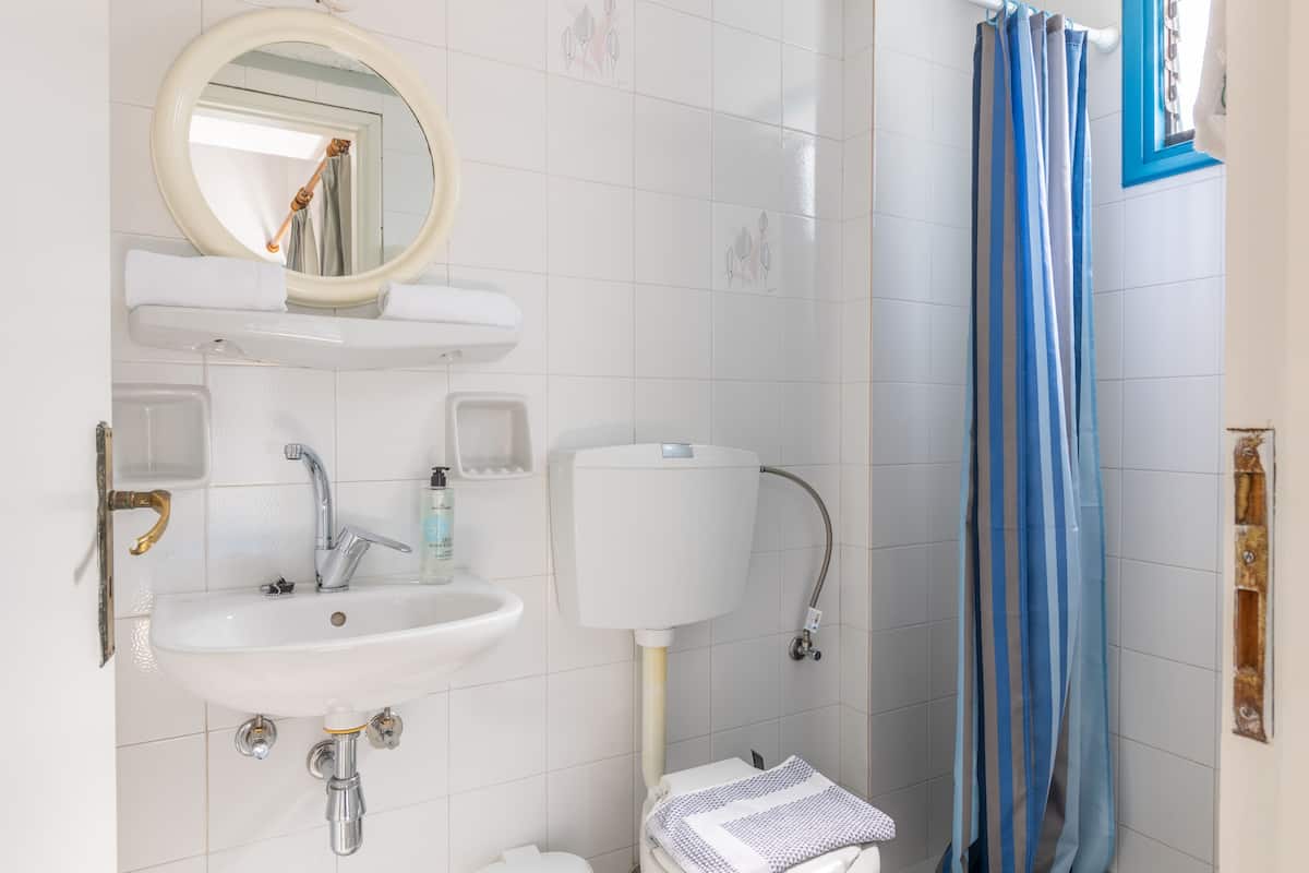 Chambre Standard | Salle de bain | Douche, articles de toilette gratuits, sĂšche-cheveux