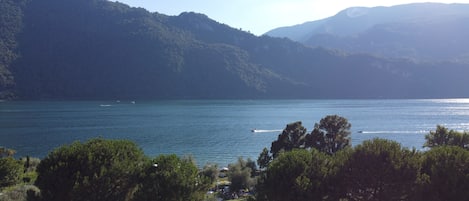 Un lago rodeado de colinas boscosas.