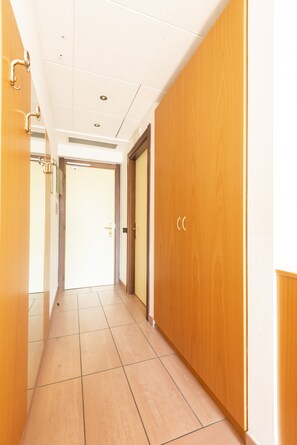 Minibar, coffres-forts dans les chambres, bureau