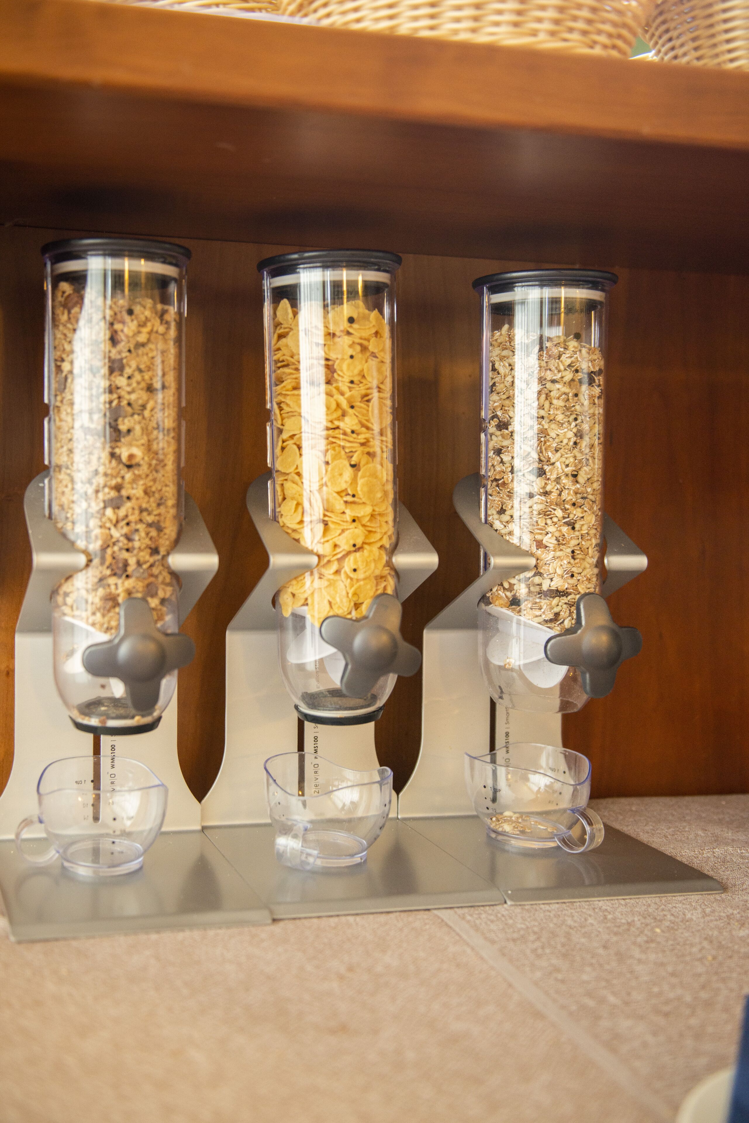 Tre matautomater med behållare fyllda med müsli och flingor.