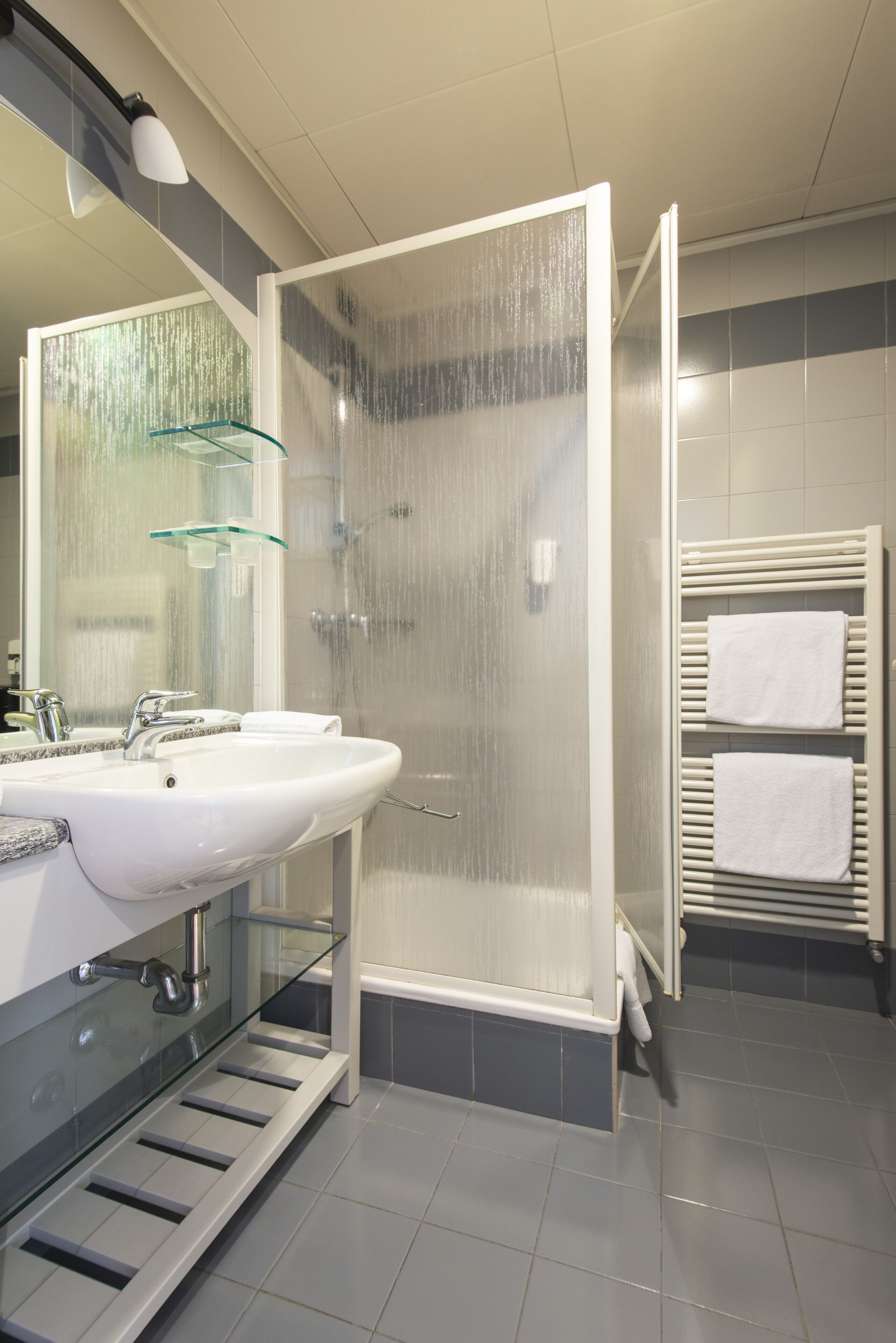 superior double room, lake view | bathroom | shower, towels