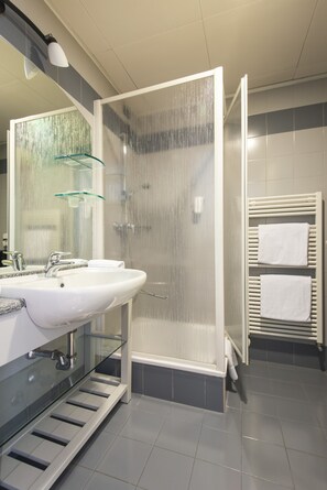 Superior-Doppelzimmer, Seeblick | Badezimmer | Dusche, Handtücher