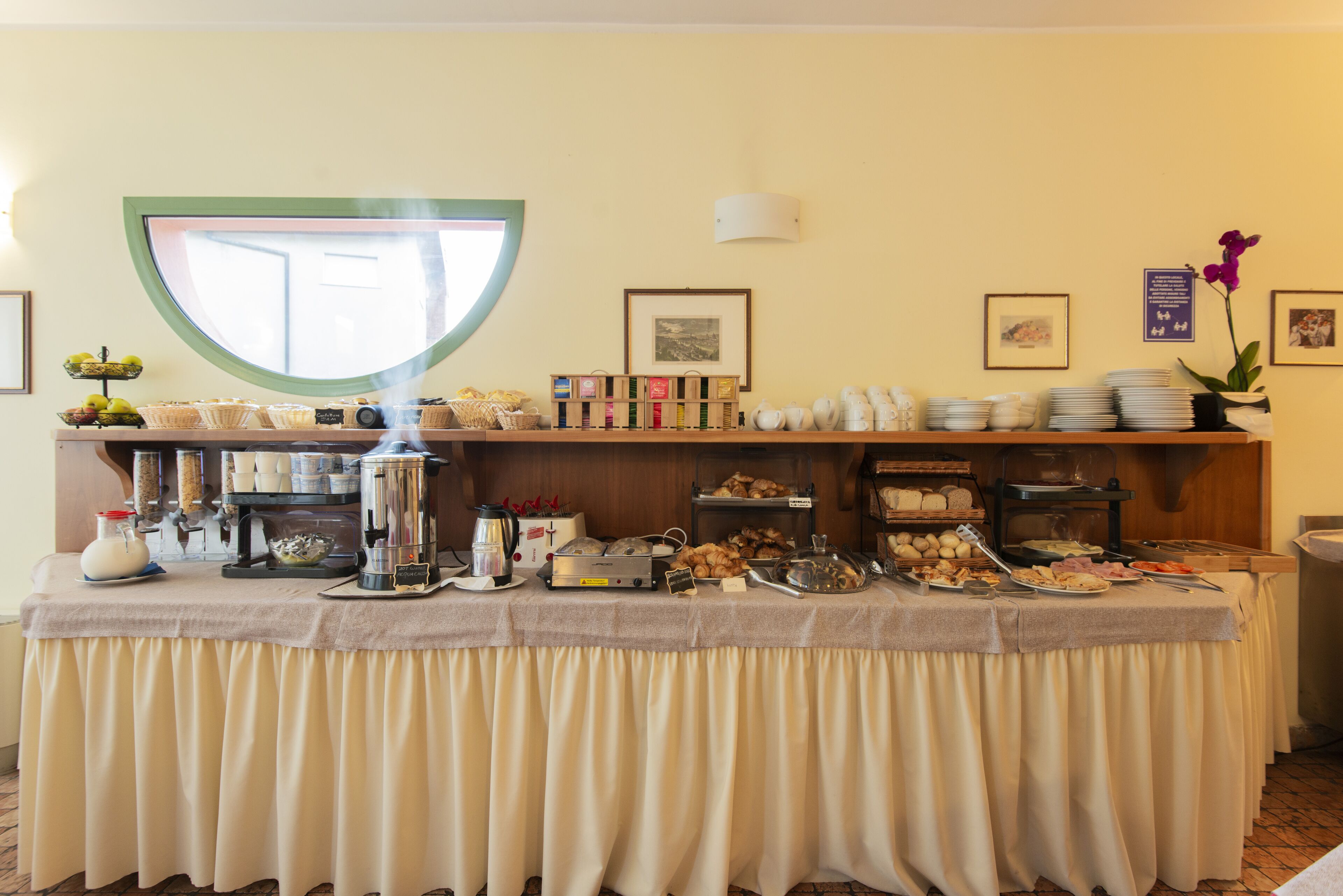 Une table de buffet avec divers plats et appareils de cuisine.