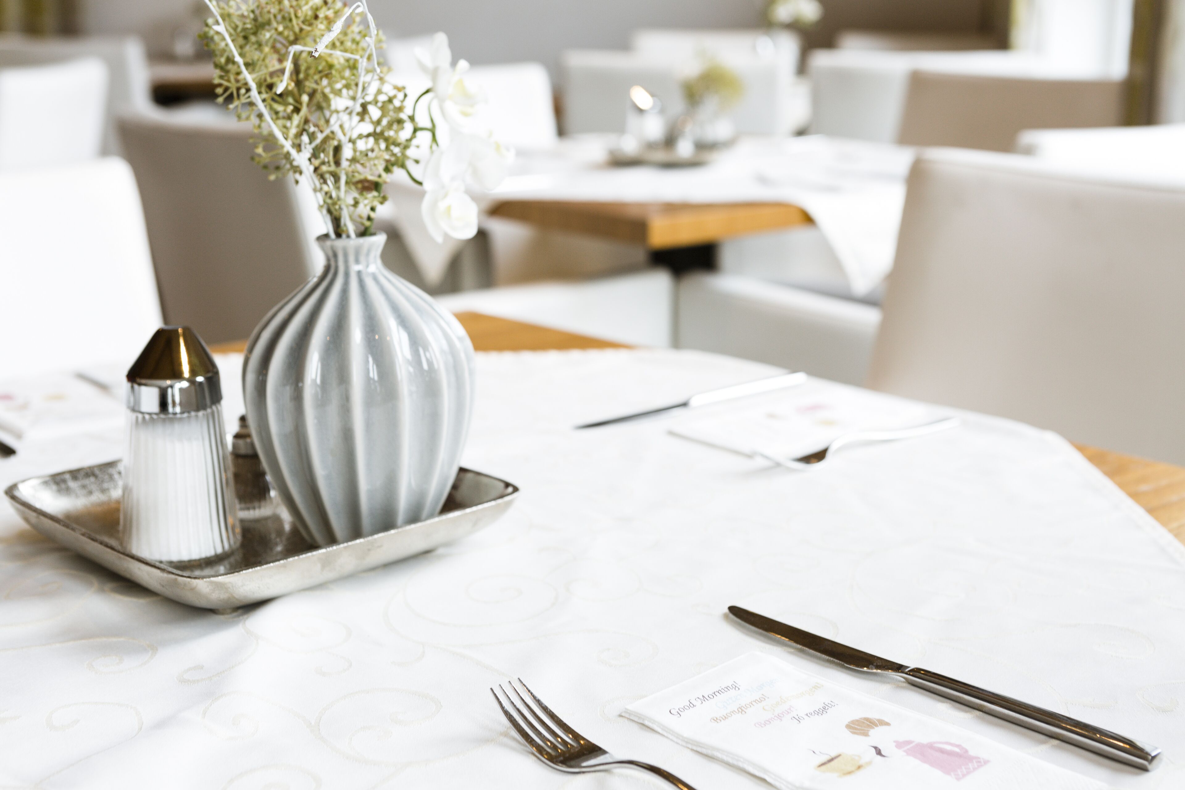 每日供应自助式早餐（每人 EUR 15）