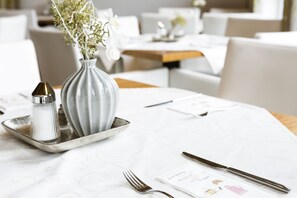 Petit déjeuner buffet (15 EUR par personne)