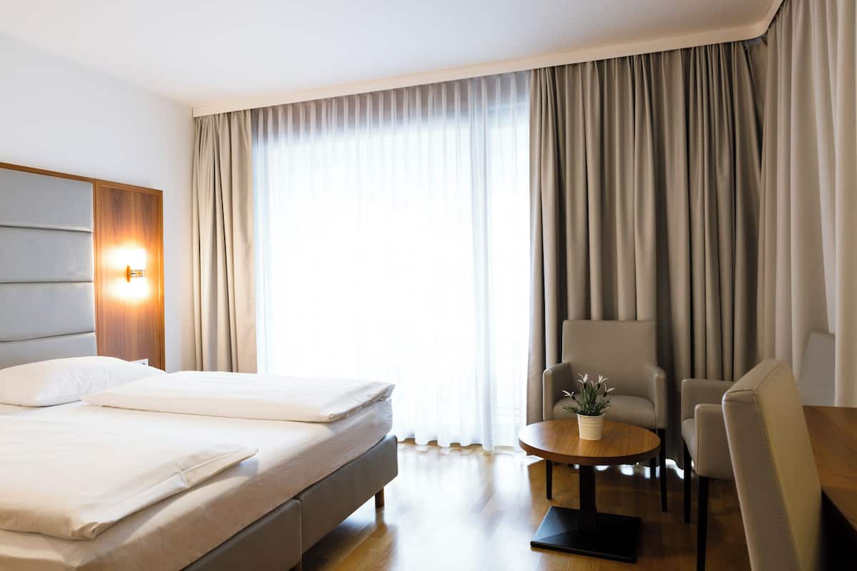 1 bedroom, hypo-allergenic bedding, minibar, in-room safe