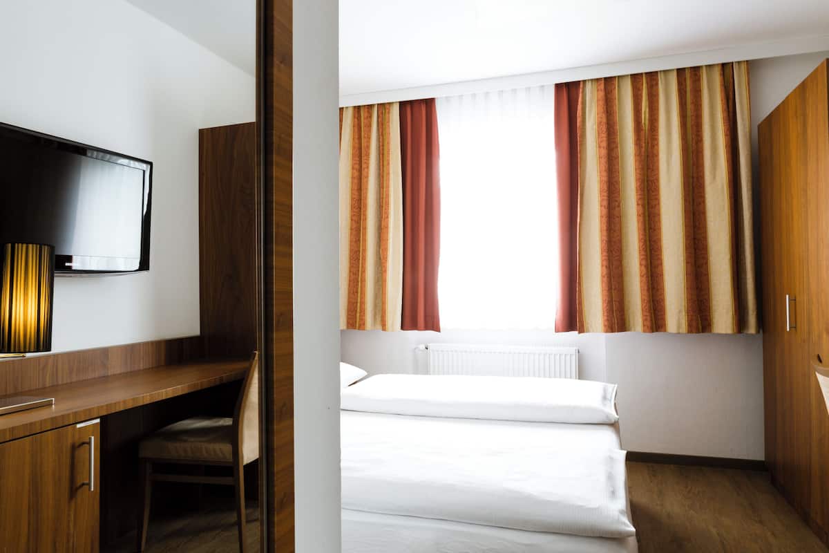 1 bedroom, hypo-allergenic bedding, minibar, in-room safe