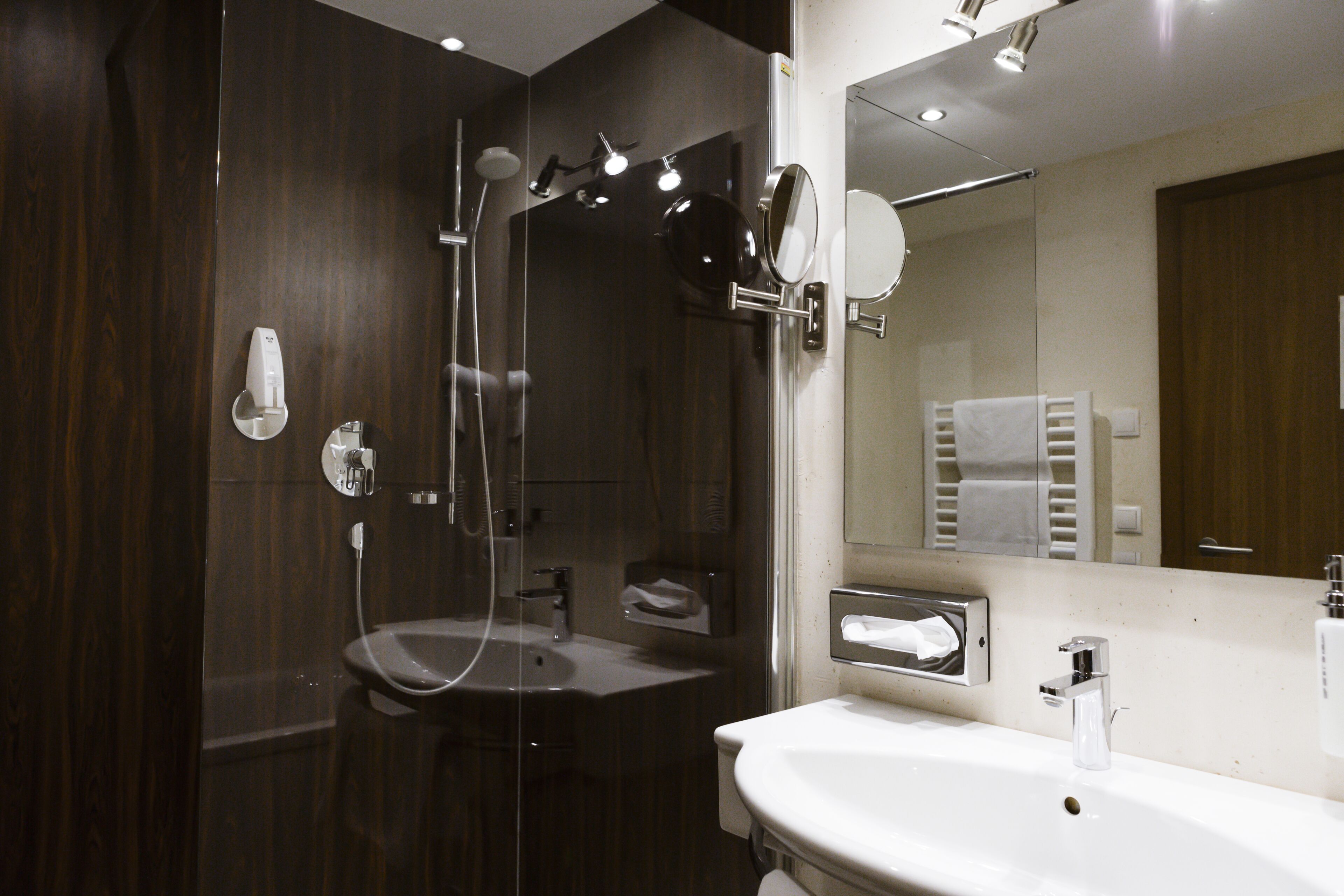 standard double room | bathroom | free toiletries, hair dryer, towels