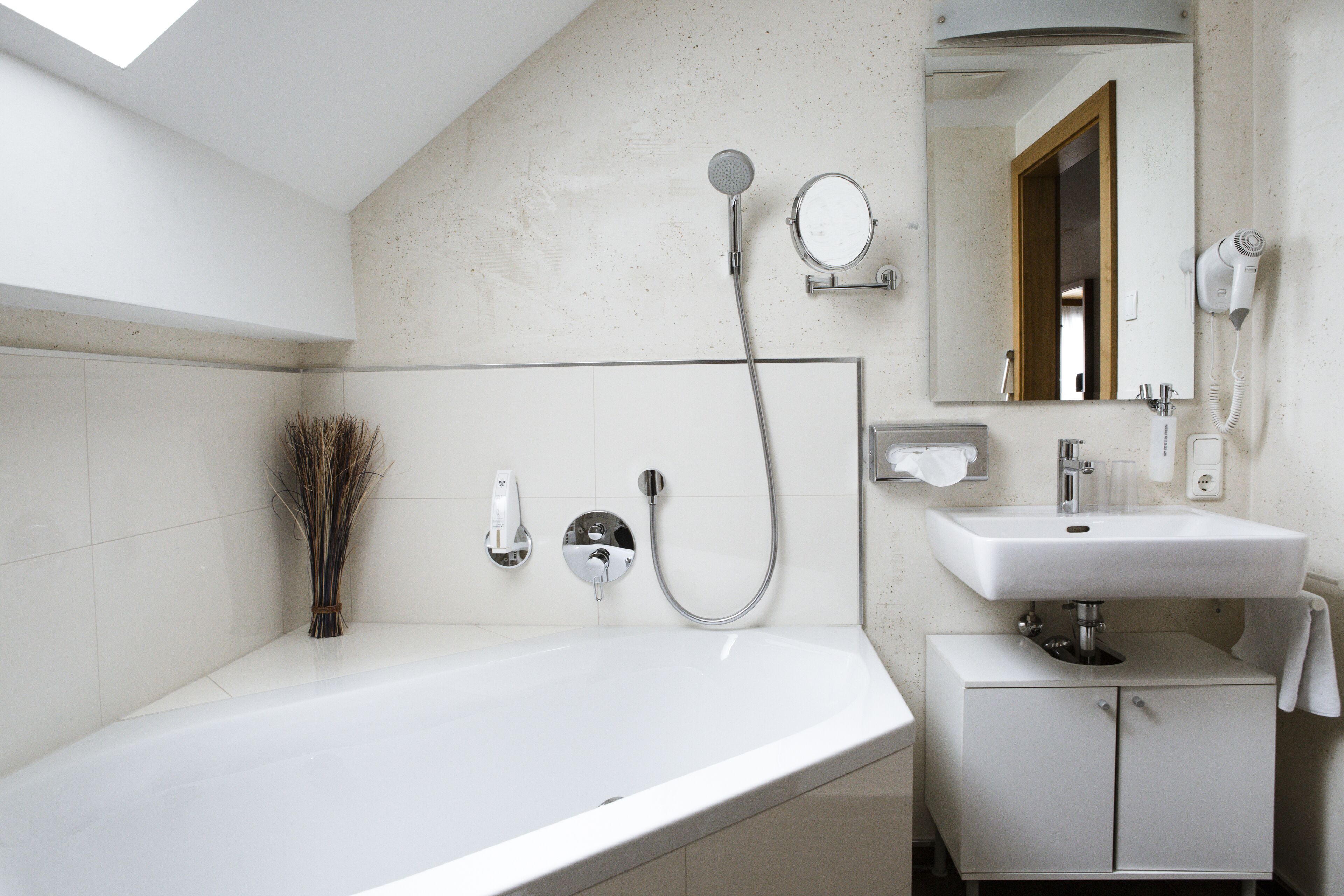 standard double room | bathroom | free toiletries, hair dryer, towels