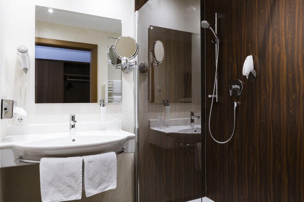 single room | bathroom | free toiletries, hair dryer, towels